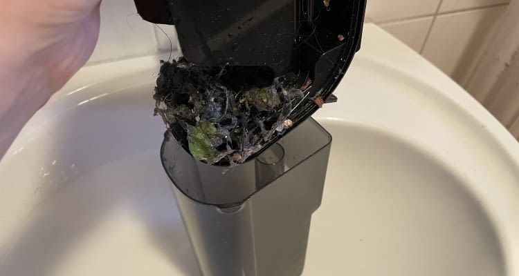 Der Schmutzwassertank im Mova X4 Pro Test trennte zuverlässig festen und flüssigen Schmutz