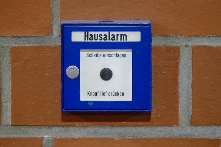 Hausalarm an Wand