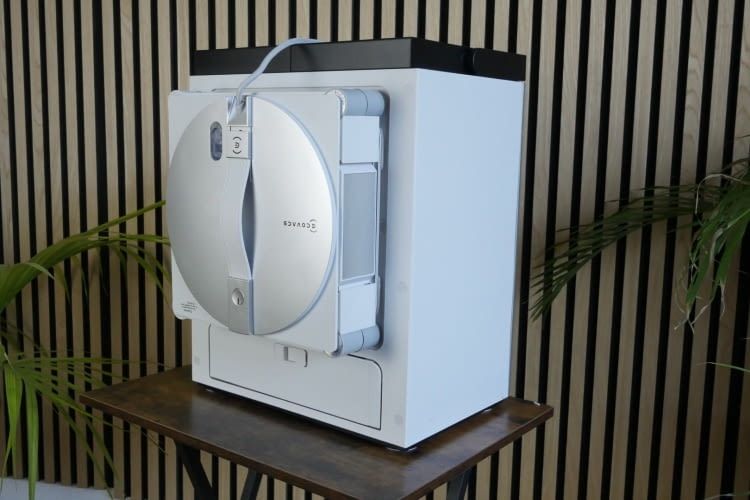 Kompakt verstaut: Der Fensterputzroboter passt perfekt auf die R&uuml;ckseite und l&auml;sst sich so gut verstauen.