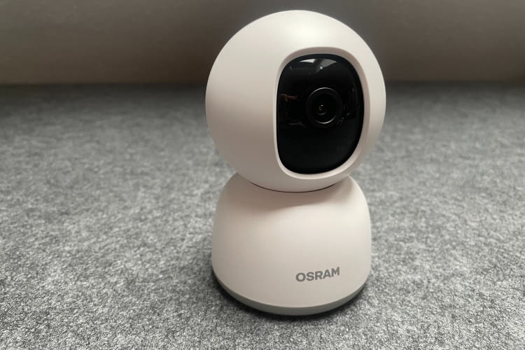 Die Osram Kamera ist klein und unauff&auml;llig. Der schwarze Bereich ist neigbar, die obere H&auml;lfte der Kamera drehbar