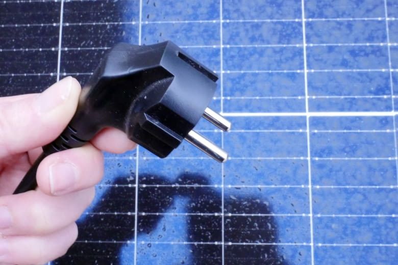 Solche Schuko-Stecker darf jeder selbst ans Hausnetz anschließen