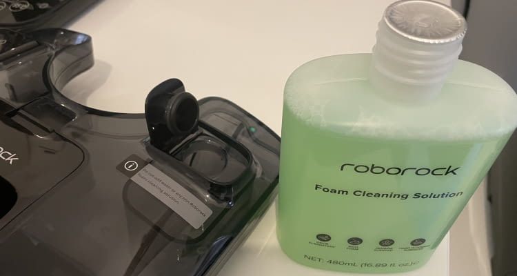 Die Foam Cleaning Solution wird in einen separaten Tank gef&uuml;llt