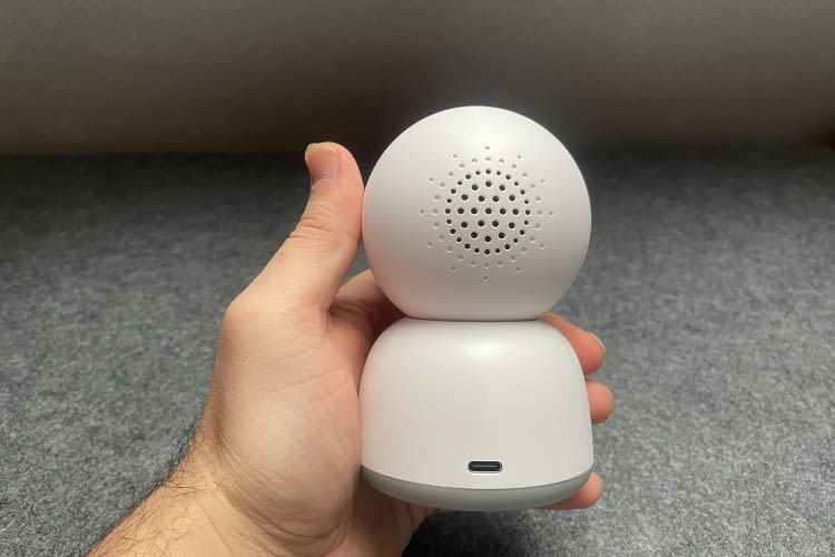 Auf der R&uuml;ckseite befinden sich Lautsprecher und Stromanschluss. Der SD-Slot befindet sich im schwarzen Bereich der Kamera