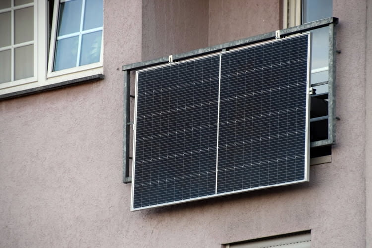 Selbst Menschen ohne Balkon profitieren von einer Stecker-Solaranlage