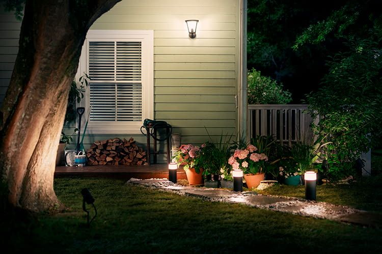 Eine Feenstraße? Nein, es ist die Philips Hue Ambiance Calla Outdoor-Lampe