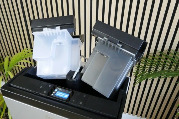 Absolut genial: F&uuml;r die Selbstreinigung wird ein Tank mit Frischwasser gef&uuml;llt. Das Schmutzwasser wird automatisch in den zweiten Tank gepumpt.