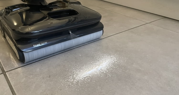 Mit der Schaumd&uuml;se werden trockene Flecken einfach eingeweicht