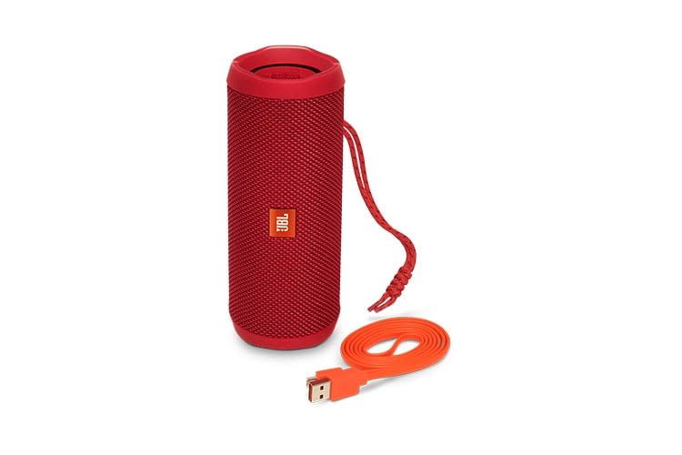 JBL Flip 4 in Rot mit USB-Ladekabel in oranger Farbe