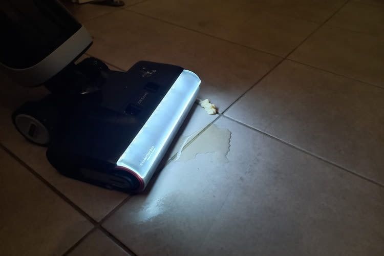 Dank LED Licht und kräftiger Walze sind kleine Missgeschicke auch im Dunkeln zu beseitigen