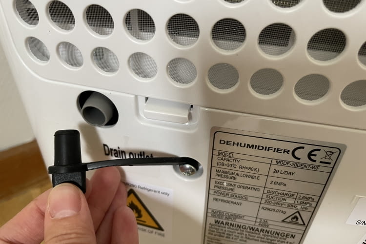 Der Comfee Luftentfeuchter verfügt über einen Schlauchanschluss zur automatischen Entleerung in Bodenabläufen