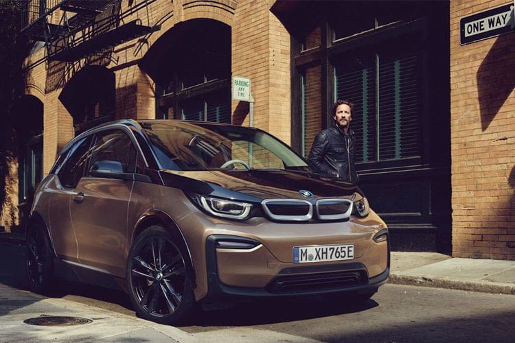 Amazon Alexa im Auto: Nachrüsten oder Alexa Auto kaufen?