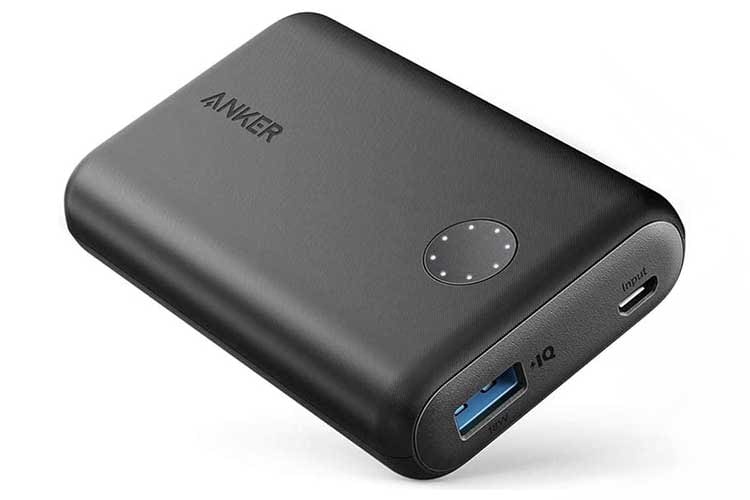 Die Anker PowerCore II mit 10.000 mAh Ladekapazität ist kompakt und lässt auch in der Jackentasche mitnehmen