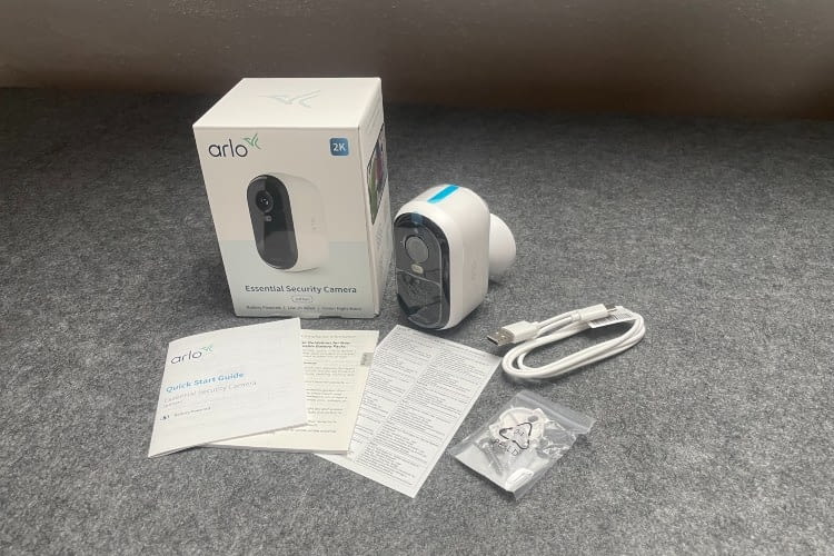 Der Lieferumfang der Arlo 3 ist &uuml;berschaubar. Ein Ladekabel ist dabei, ein Stecker aber nicht