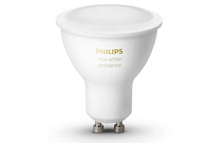 Die Philips Hue White Ambiance LED Leuchte für GU10 Fassungen ist dimmbar und variabel in warmweißen oder kühleren Weißtönen