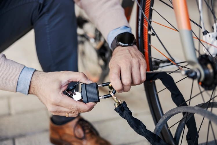 Für mehr Sicherheit kann das Bike z. B. an einem Fahrradständer angeschlossen werden