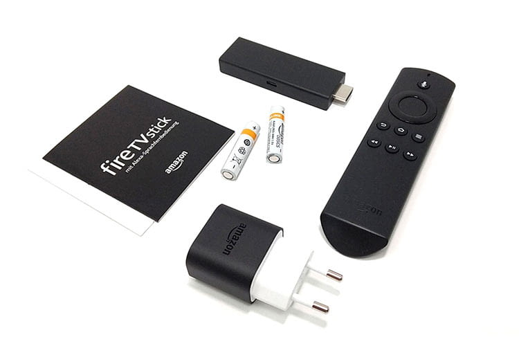 Der Fire TV USB Stick kommt mit Fernbedienung, USB-Kabel, Netzstecker, Batterien und Anleitungsheftchen