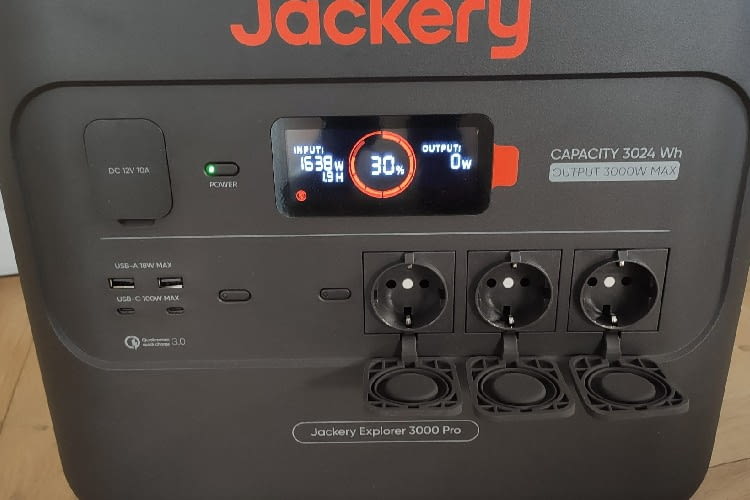Die Jackery Explorer 3000 ist mit zahlreichen Anschlüssen ausgestattet