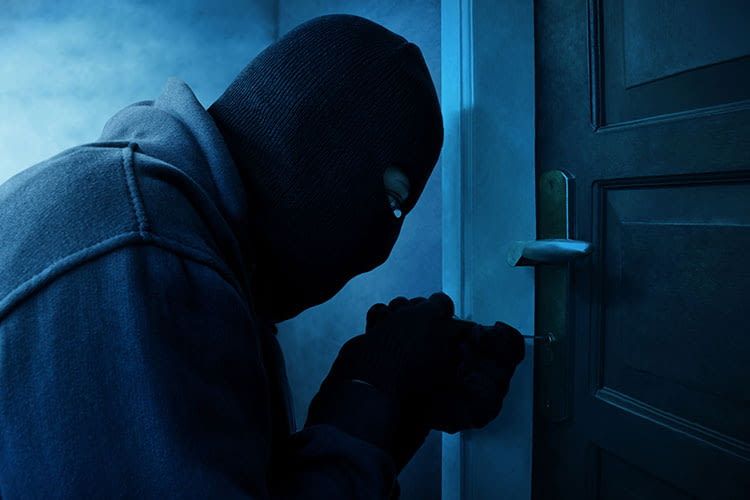 I ladri ottengono un accesso non autorizzato e spesso passano attraverso la serratura della porta