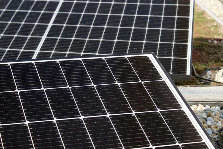 Unsere Yuma Solarmodule sind so ausgerichtet, dass sie sowohl Morgen- als auch Abendsonne abbekommen
