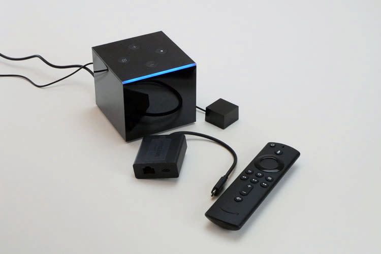 Alles was für exzellentes 4K Videostreaming mit HDR nötig ist: Fire TV Cube, Fernbedienung, Infrarot-Einheit und LAN-Adapter