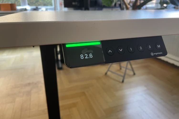 Das Bedienelement ist mit einem OLED Display ausgestattet