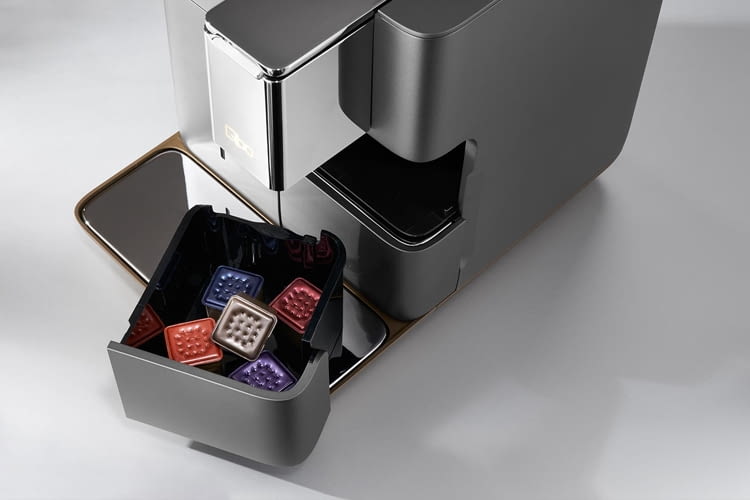 Benutzte Kaffeekapseln fallen automatisch in einen Sammelbehälter