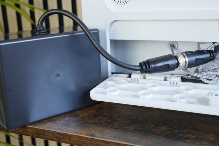 Um die Laufzeit auf drei Stunden zu verl&auml;ngern, kann der Zusatzakku angeschlossen werden.