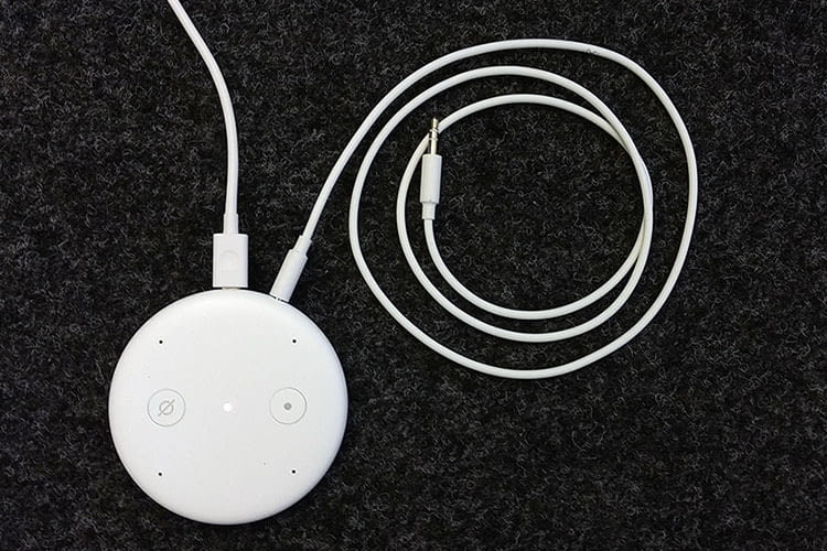 Amazon Echo Input kommt mit Netzteil, USB-Kabel und AUX-Kabel