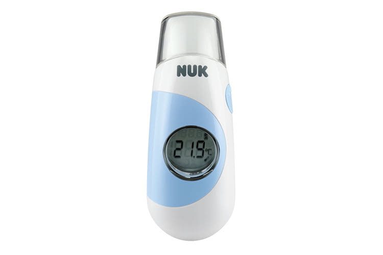 Das NUK Baby Flash Fieberthermometer misst die Temperatur kontaktlos an der Stirn