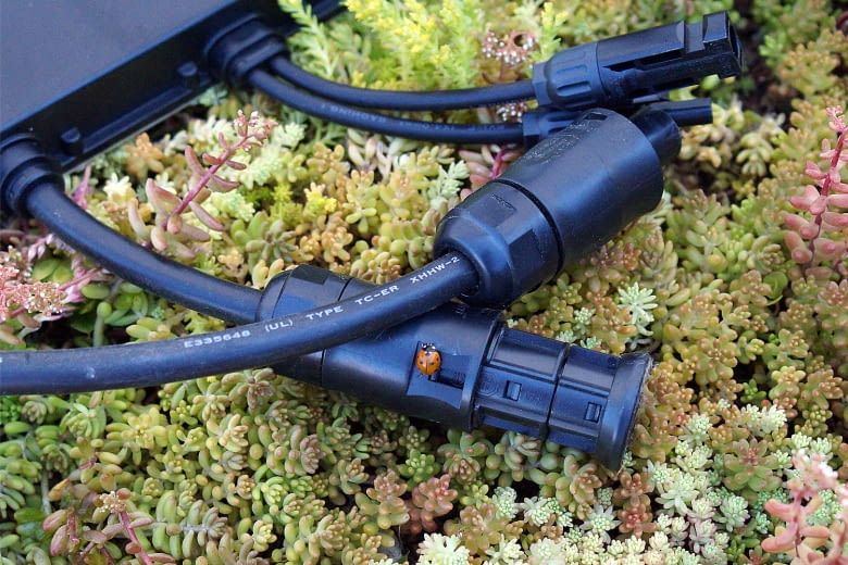 Hier kann ein Anschlusskabel und optional ein zweites Ger&auml;t montiert werden