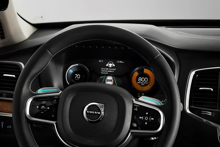 La Volvo XC90 T8 combina un potente motore elettrico e un motore a benzina a quattro cilindri. 