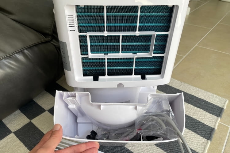 Die Rollen sowie das Stromkabel sind im Wasserfach der Entfeuchters untergebracht