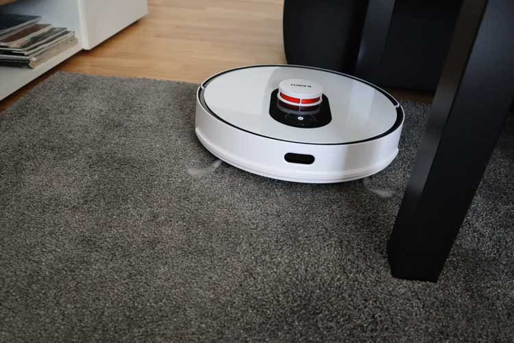 Roidmi EVE Plus ha aspirato in modo affidabile tappeti, pavimenti in legno e piastrelle nel corso del test