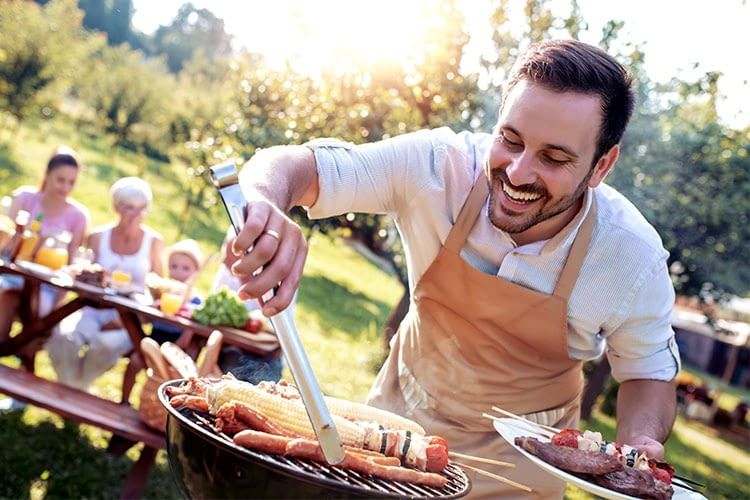 Smarte Grillthermometer schaffen bei einem Grillabend mehr Zeit für Freunde und Verwandte