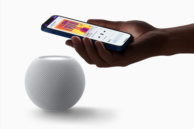 Dank der Intercom-Funktion spielt der HomePod mini die Musik von einem iPhone weiter, das in die Nähe gehalten wird