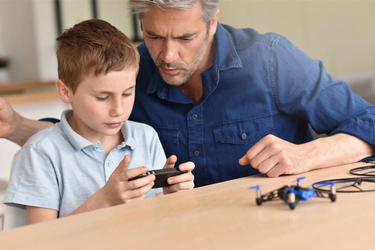 Eltern sollten ihren Nachwuchs beim Umgang mit technischem Spielzeug im Blick behalten