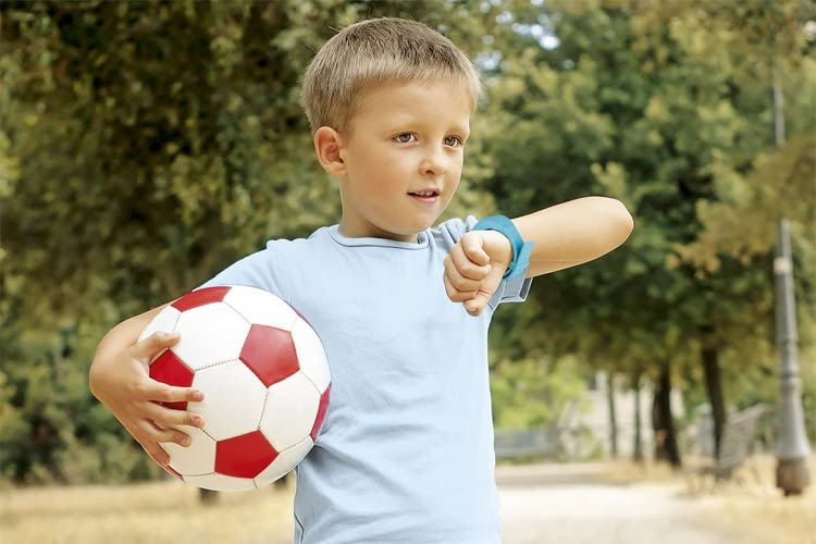 Per Smartwatch können Kinder ihre Eltern über Verspätungen informieren