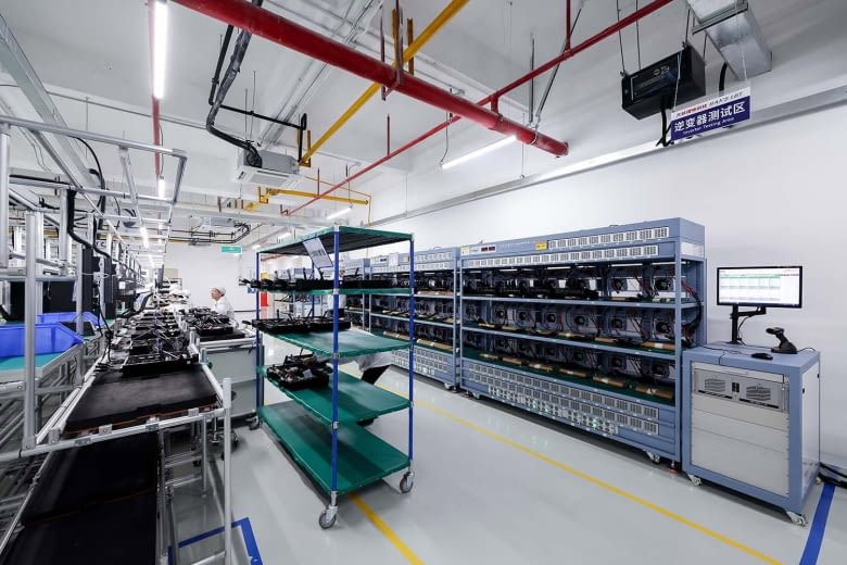 Dieses Bild gibt einen Einblick in eine der Zendure Produktionshallen