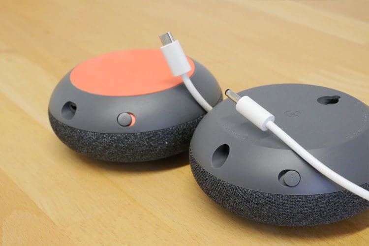 Google Home Mini (li.) und Nest Mini (re.) im Vergleich: Der neue Lautsprecher verfügt über einen Hohlstecker sowie eine Aufhängevorrichtung