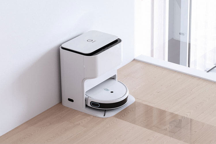 Yeedi ha rivestito il suo robot pulitore e la sua stazione autopulente con un classico colore bianco.