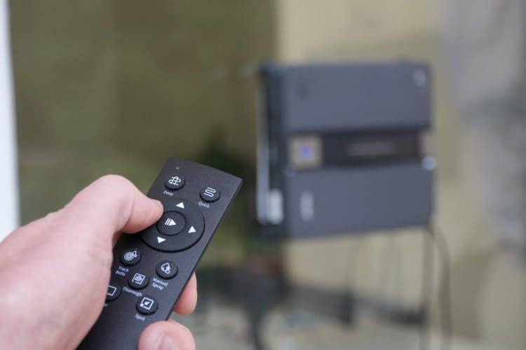 Mit der Fernbedienung oder App l&auml;sst sich der MOVA N1 auch manuell &uuml;ber besonders dreckige Stelle steuern.