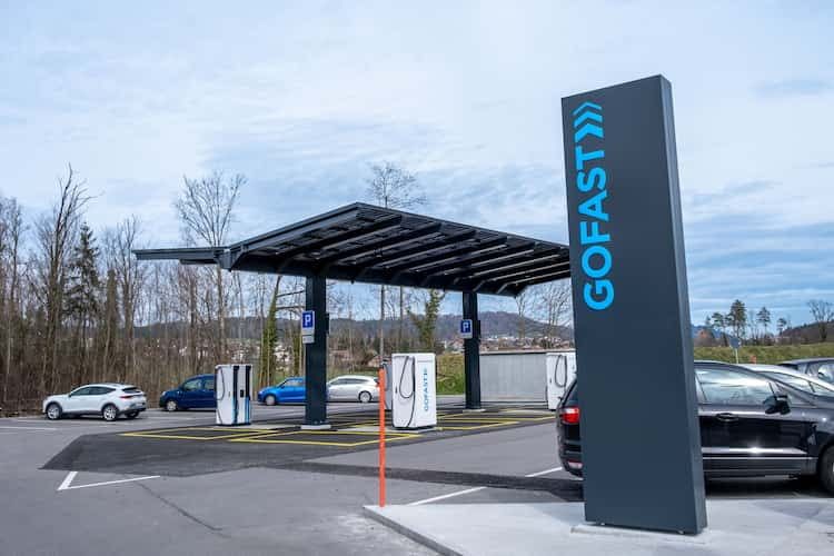 Mit einem Solarcarport von Megasol machen Interessierte ihren Parkplatz zu einem nützlichen Unterstand mit Solardach.