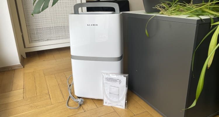 Im Test des Klamer Luftentfeuchters war auch ein Ablaufschlauch enthalten