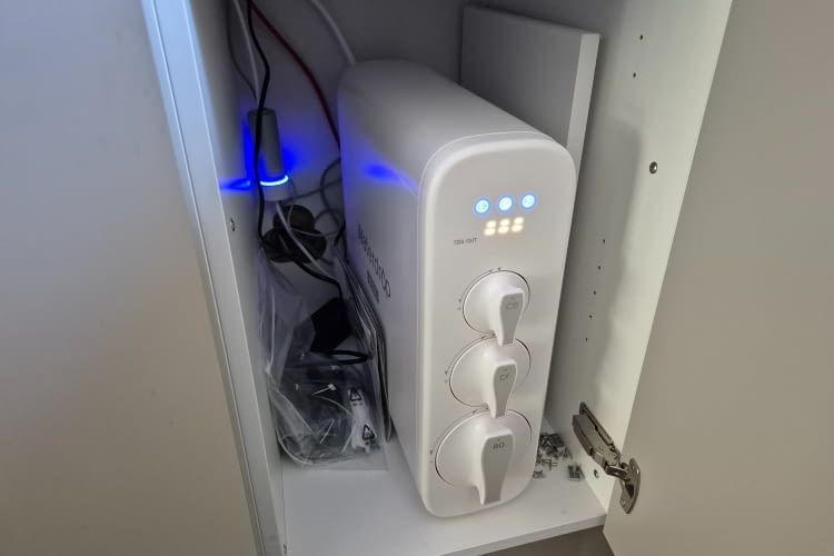 Die Haupteinheit des Systems passt ohne Probleme in einen normalen Schrank