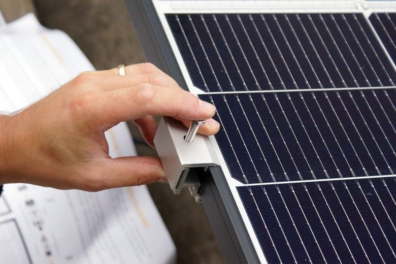 Klammern wie diese halten den Wechselrichter an Ort und Stelle