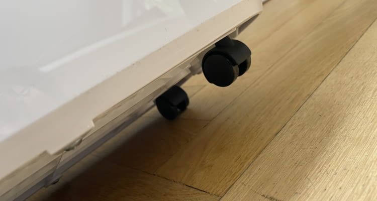 Mithilfe der Rollen kann der Klamer Luftentfeuchter sehr gut bewegt werden