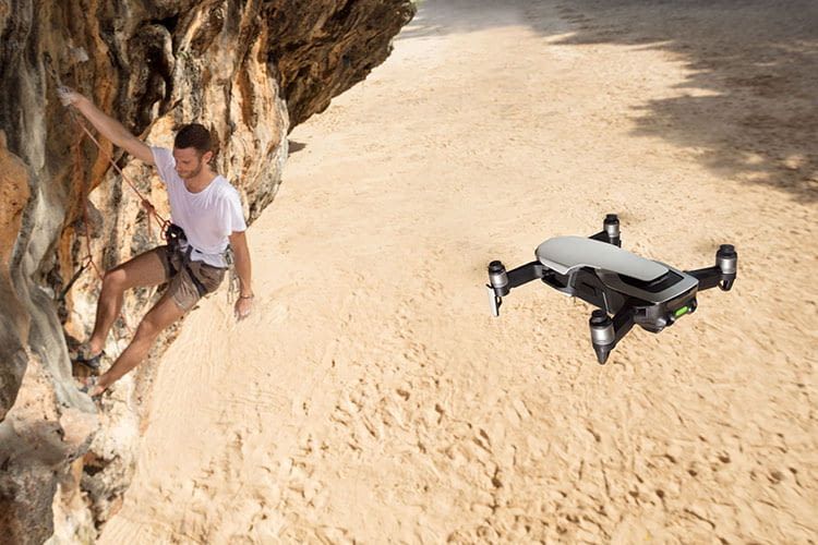 Die DJI Mavic Air Drohne beherrscht Auto-Tracking, bei es z. B. eine bestimmte Person filmt