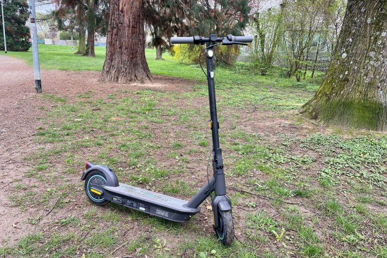 Der Segway Ninebot Max G30DII fährt selbst auf nassen Straßen sowie Waldwegen sicher und stabil.