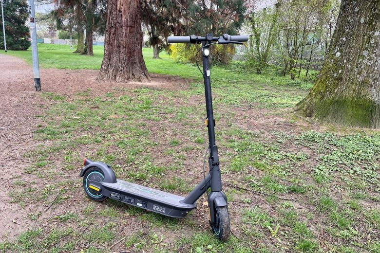 Il Segway Ninebot Max G30DII è sicuro e stabile anche su strade bagnate e sentieri forestali.