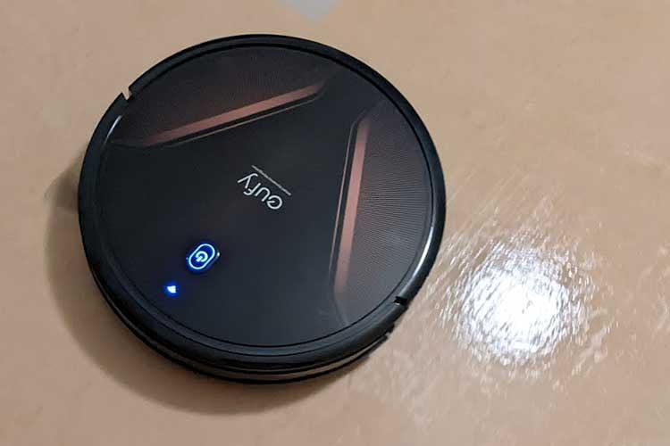 eufy RoboVac G20 moppt feucht. Die Spuren trockneten im Test nach wenigen Minuten von selbst